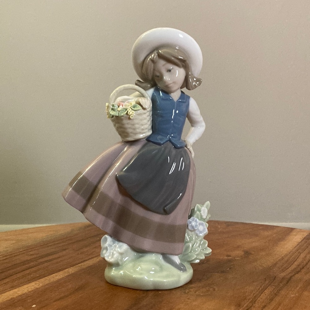 Lladró Sweet Scent Girl Figurine